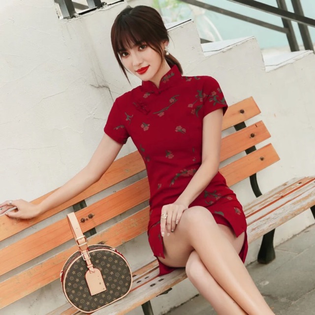 Sườn xám đỏ cách tân