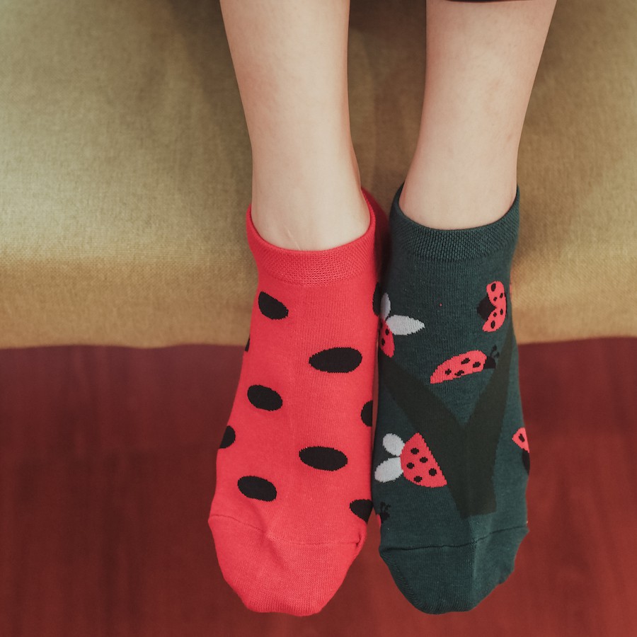 Vớ cổ ngắn mix 2 chiếc khác nhau  Chất Liệu 80% Cotton Mang Lại Cảm Giác Thoáng Khí.