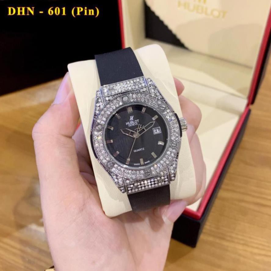 (Thẻ bảo hành 12 tháng) Đồng hồ nữ Hublot mặt tròn đính viền đá dây cao su thơm vani cao cấp | BigBuy360 - bigbuy360.vn