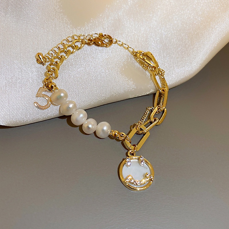 Vòng tay titan nữ mặt cười mix hạt trai méo số 5 phong cách vintage không đen gỉ June accessories
