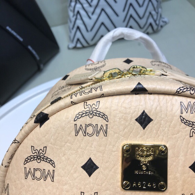 Balom màu kem size trung kèm móc khoá chó