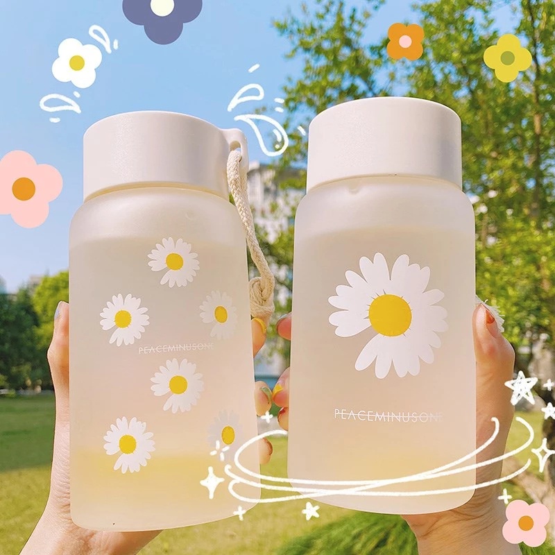 Bình nước nhựa nhám họa tiết hoa cúc dung tích 480ml có dây đeo chống tràn