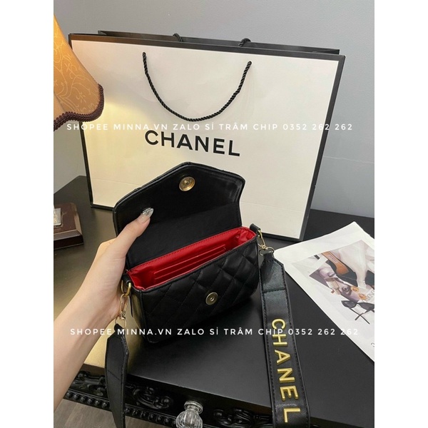 Túi Đeo Chéo Trần Ô Dáng Bì Thư Logo Gắn Dây Đeo Bản To