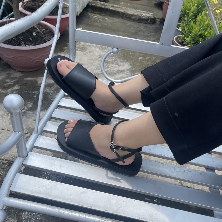 Giày xăng đan nữ trắng và đen-sandal đồng nai