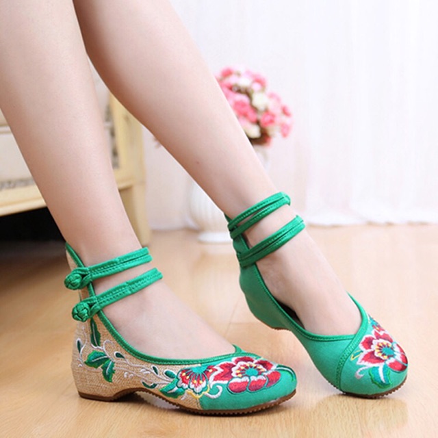 Giày vải thêu hoa ( có sẵn 1 e đỏ size 35,36,36,40. Đen size 38,39) | BigBuy360 - bigbuy360.vn