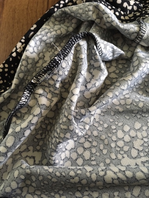 Đầm MNGO suông cổ V tay lỡ xuất dư (2 màu) | BigBuy360 - bigbuy360.vn