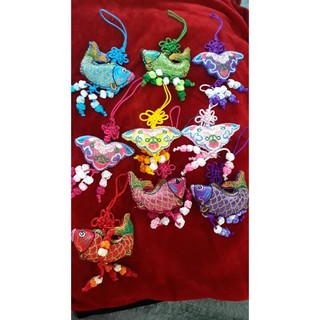 Móc khóa hình cá chép, con bướm thổ cẩm may mắn cho 1 sản phẩm