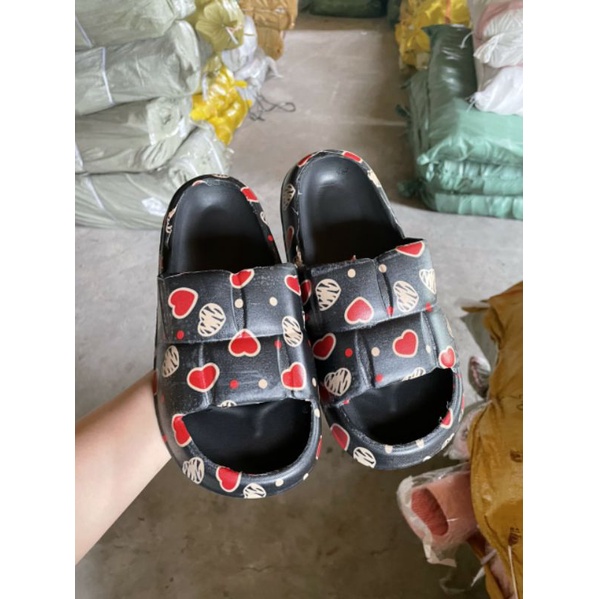 Dép quai ngang nữ, dép bánh mỳ IN HÌNH TRÁI TIM- 2 màu đen trắng