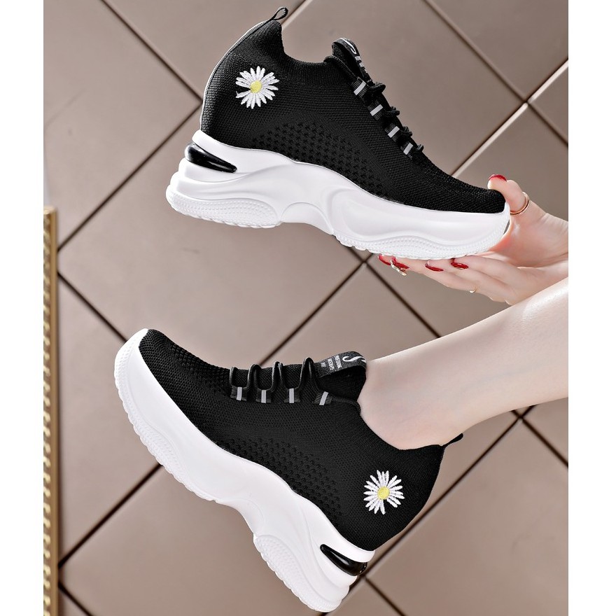 Giày độn đế hoa cúc nữ Hot trend HAPU vải dệt thoáng khí cao 8cm 2022 (trắng, đen) | BigBuy360 - bigbuy360.vn