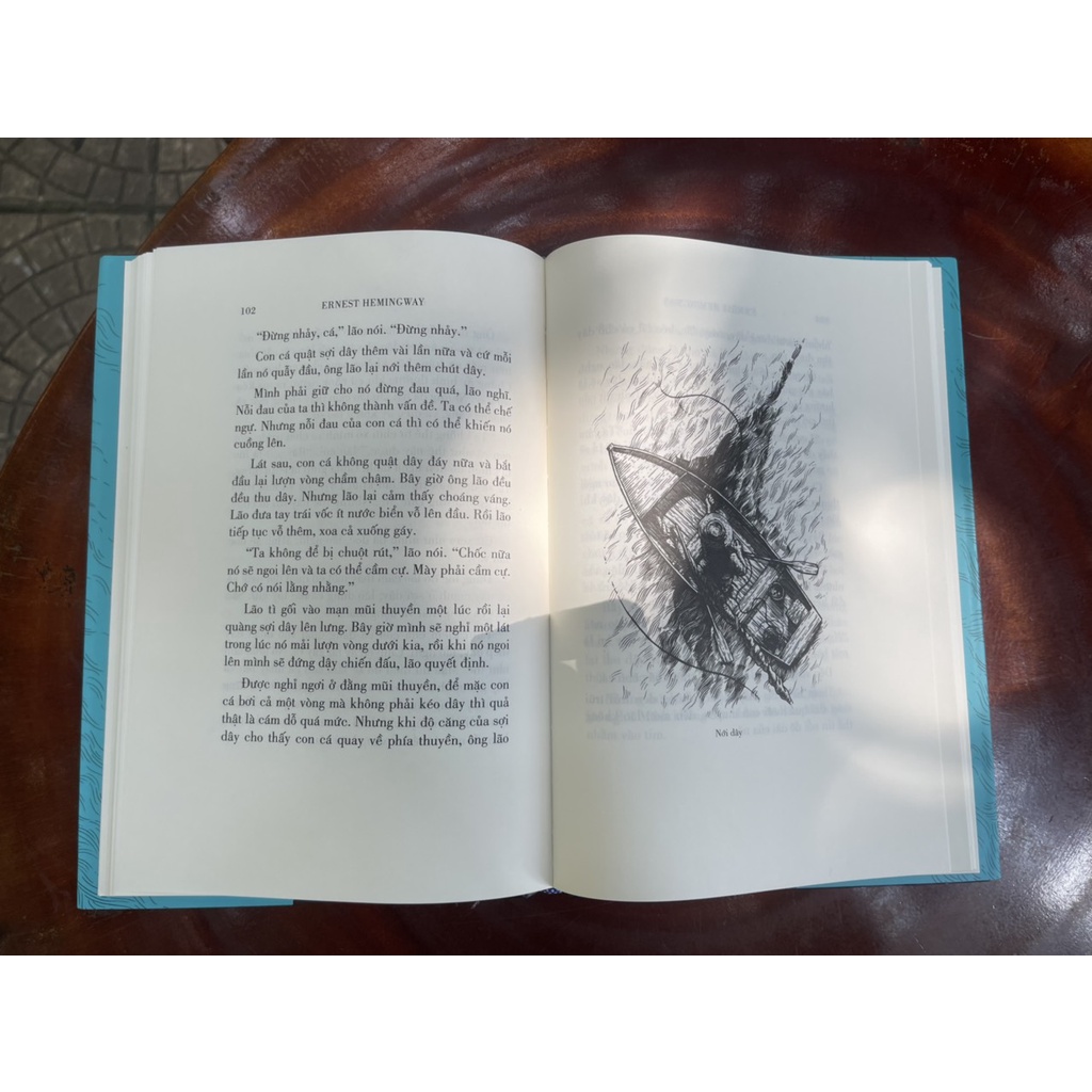 Sách - [bản mới minh họa của họa sĩ Lê Trí] Ông già và biển cả - Ernest Hemingway – Đông A – Bìa cứng có áo