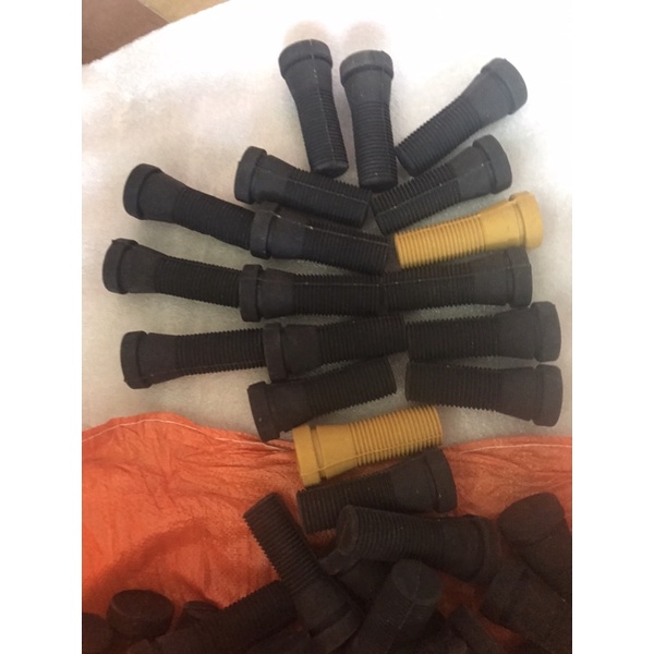 Núm vặt lông chó màu đen - màu vàng - núm cao su vặt lông chó giẻo dai