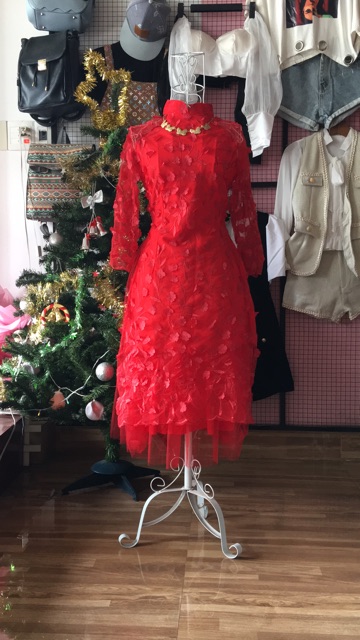 Áo dài cách tân váy với chất liệu voan đính hoa 3D