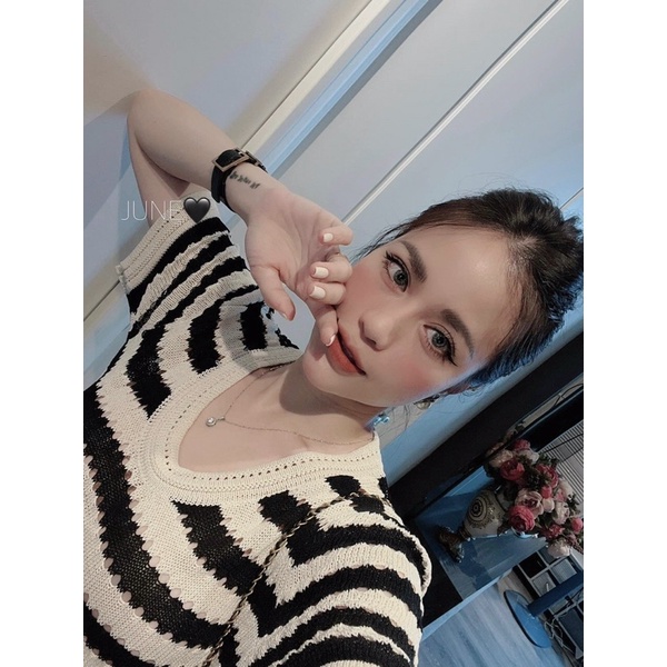 ĐẦM BODY, ĐẦM LỖ LƯỚI NHỎ KẺ SỌC TRẮNG ĐEN TAY LỠ, CỔ TRÒN RỘNG, CHẤT LEN  SỢI MONGTOGHI MỎNG MỀM THỜI TRANG HÀN QUỐC