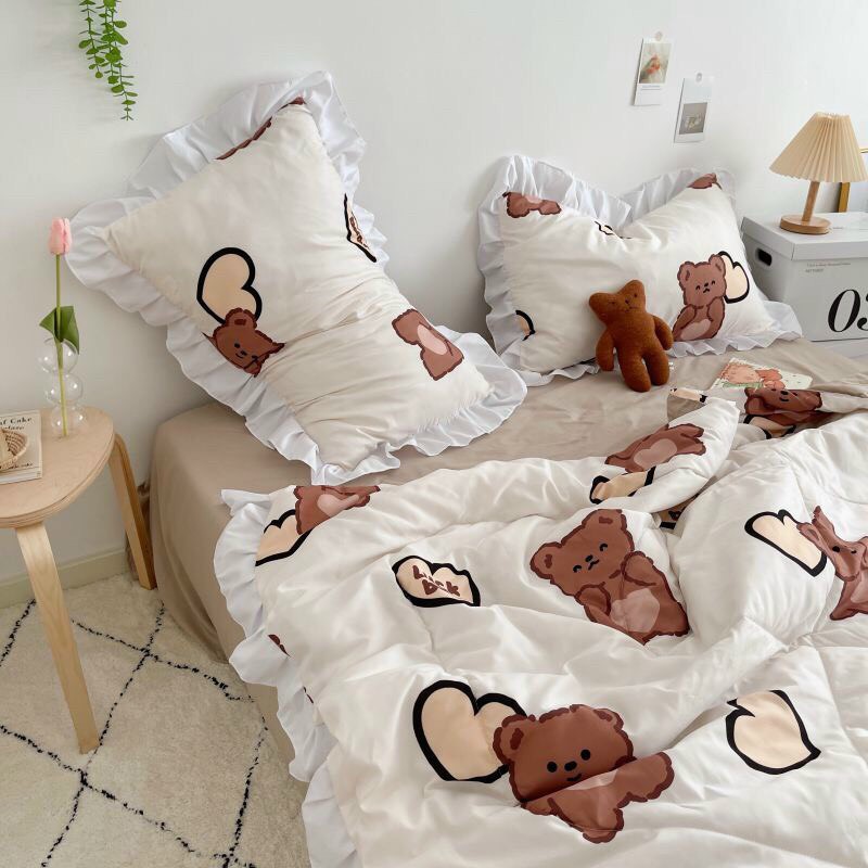 Bộ chăn ga gối drap giường nhập khẩu cao cấp chất vải đũi viền bèo - Chăn hè trần bông họa tiết gấu nâu phối trắng