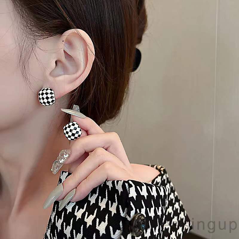 Khuyên tai bạc hình bàn cờ sáng tạo cá tính cho nữ