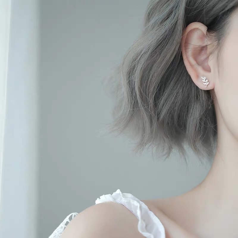 Khuyên tai lá đính đá bạc ý 30% ( hình s tự chụp đánh dấu mũi tên đỏ)