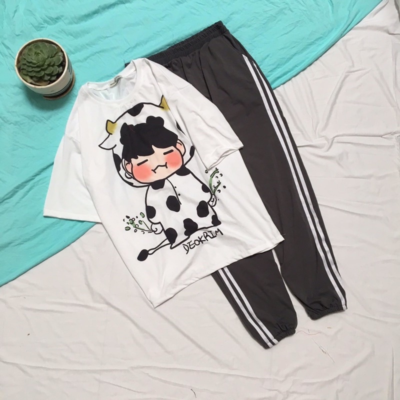 Bộ áo thun tay lỡ in cậu bé bò sữa DEOKRIM kèm quần kẻ ống rộng hoặc quần jogger chun gấu sọc thể thao