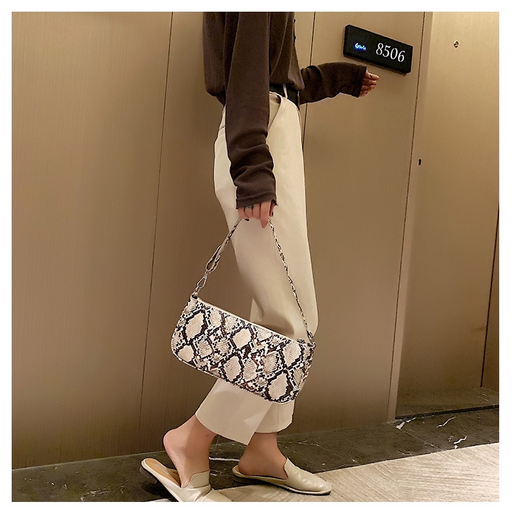 Túi đeo chéo họa tiết da rắn cá tính