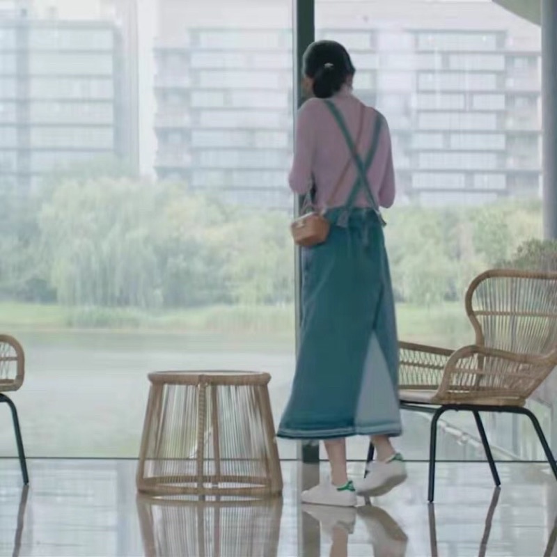 Nguyên set áo tay dài và váy yếm VƯƠNG NGỌC VĂN trong phim Chỉ Là Quan Hệ Hôn Nhân