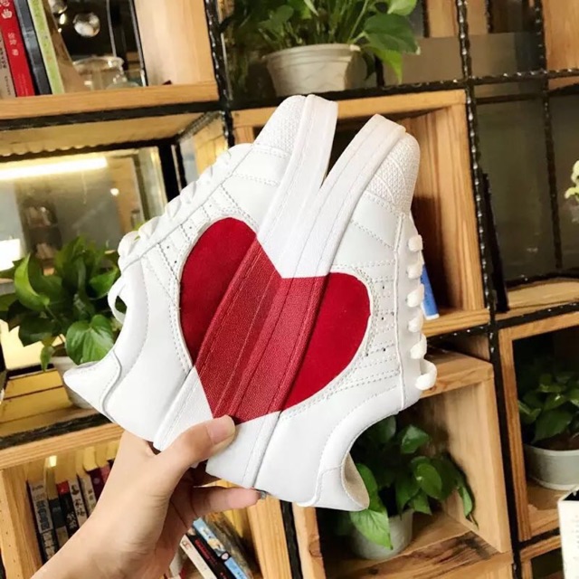 Giày adidas đôi trắng trái tim