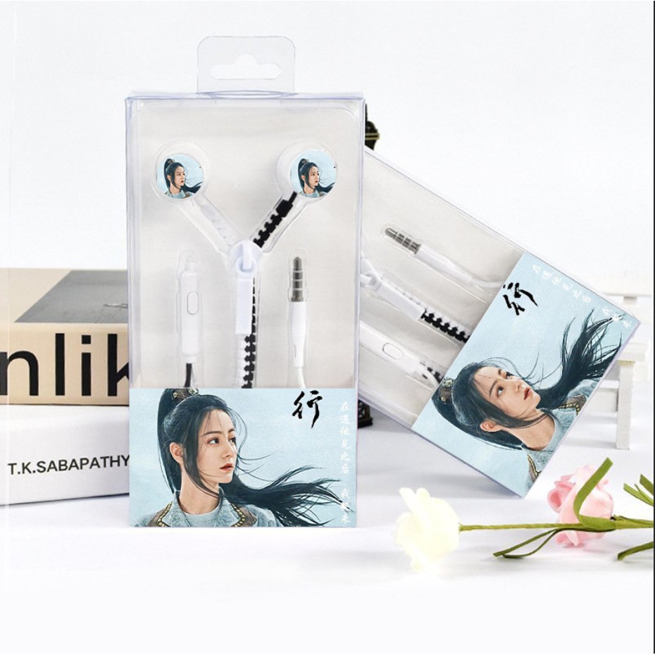 (80) Tai nghe in hình TRƯỜNG CA HÀNH Địch Lệ Nhiệt Ba idol diễn viên dạng nhét xinh xắn nghe nhạc dây cắm tiện lợi
