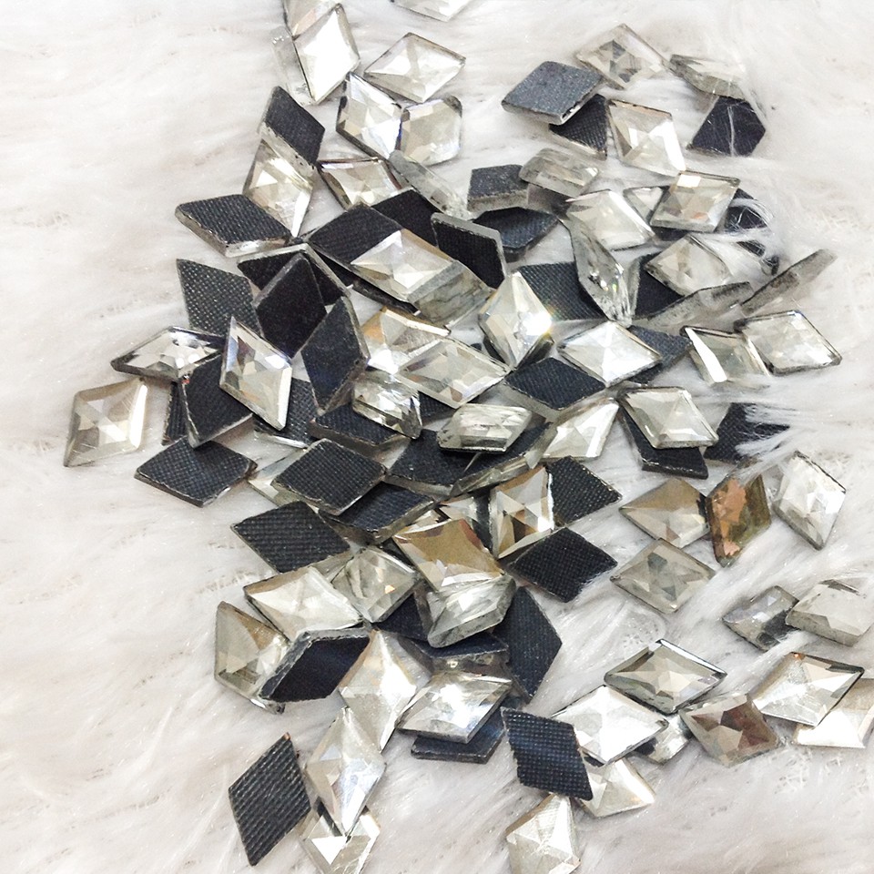 Hạt đá xoàn ủi áo hong kong hình thoi trang trí quần áo cá tính size 1.2cm