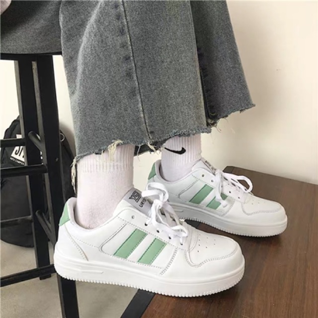 (HÀNG ĐẶT TRƯỚC 10 NGÀY) Giày nữ trắng phối 2 vạch kẻ xanh đế độn | BigBuy360 - bigbuy360.vn