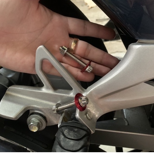 1 CẶP ỐC GÁC CHÂN KÈM TÁN  INOX 304 ⚡ HÀNG CAO CẤP ⚡NGUYÊN KHỐI SALAYA CHO CÁC DÒNG XE HONDA YAMAHA