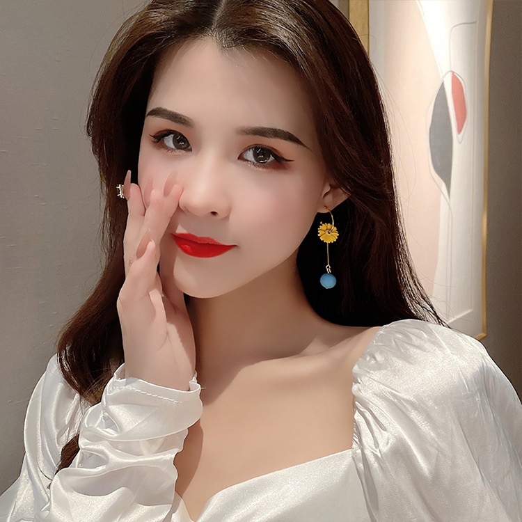 Khuyên Tai Bạc 925 Hình Hoa Cúc Vàng Thiết Kế Không Đối Xứng Hàn Quốc Hàng Mới