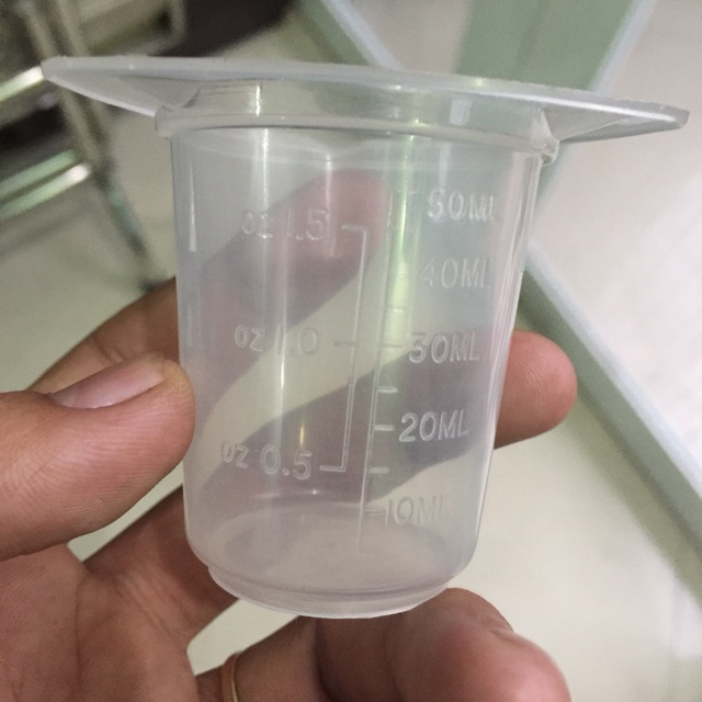 Cốc nhựa chia vạch 3 miệng rót