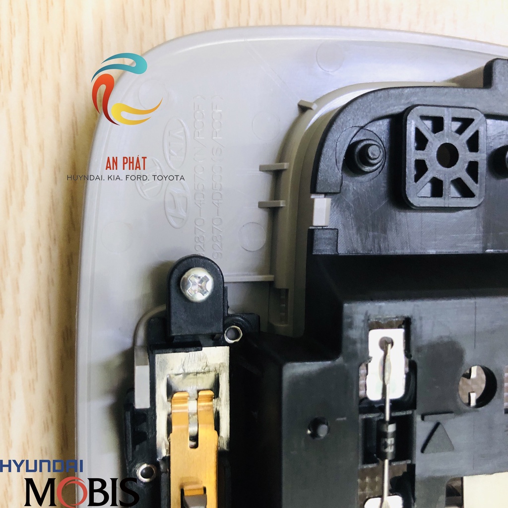 Công tắc đèn trần sau Kia Carens 2007-2012 928704D500QW chính hãng MOBIS HÀN QUỐC