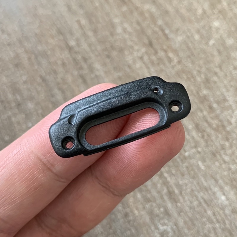 Nokia 8910 8910i có nắp che chân sạc hay bị bể, vỡ làm ảnh hưởng tới các linh kiện bên trong máy. ZIPOKA.