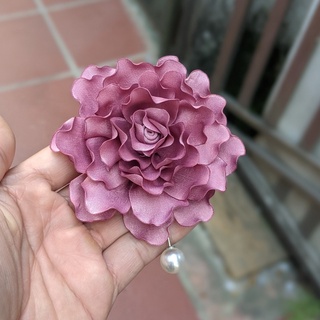 Hoa cài áo handmade ruy băng gấm size 8cm có ghim cài lên áo váy