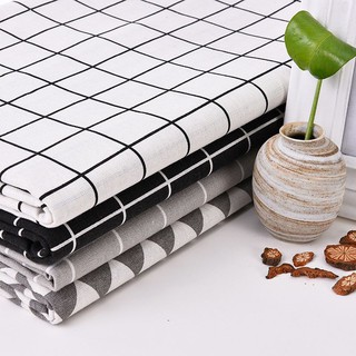 Khăn Trải Bàn Hình Chữ Nhật Họa Tiết Caro Trắng Đen