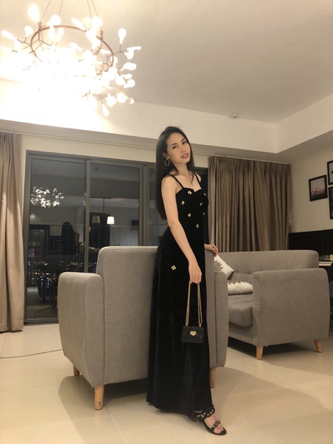 Đầm nhung đen dài , hoa rơi kết tay 💕💕💕