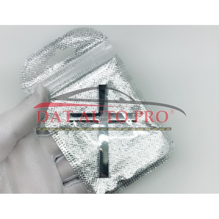 Tem logo kim loại nổi 3D Thánh Giá trang trí xe oto màu trắng.