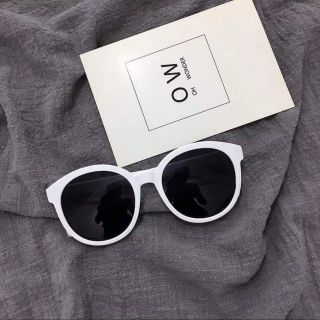 Kính V Tròn Viền Trắng