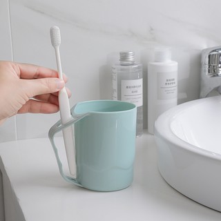 Ly nhựa để bàn chải đánh răng