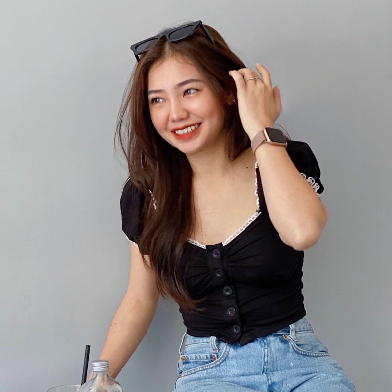 Croptop đen phối ren của Annie
