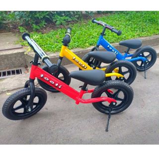 Xe chòi chân cân bằng cho bé Tooti pro 2019