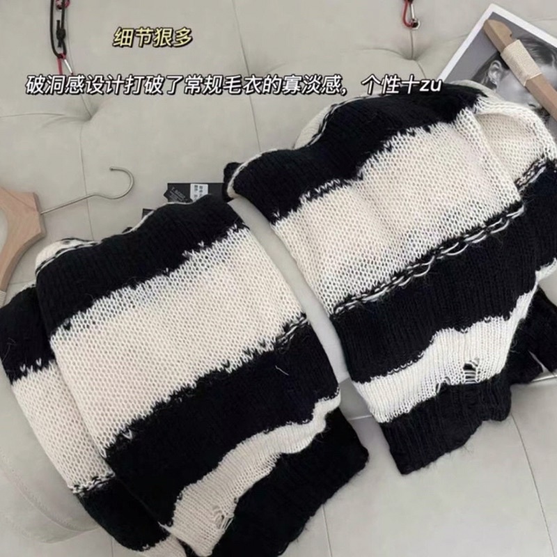 Áo len nữ tay dài form rộng rách xẻ tà sọc ngang trắng đen phong cách Hàn Quốc