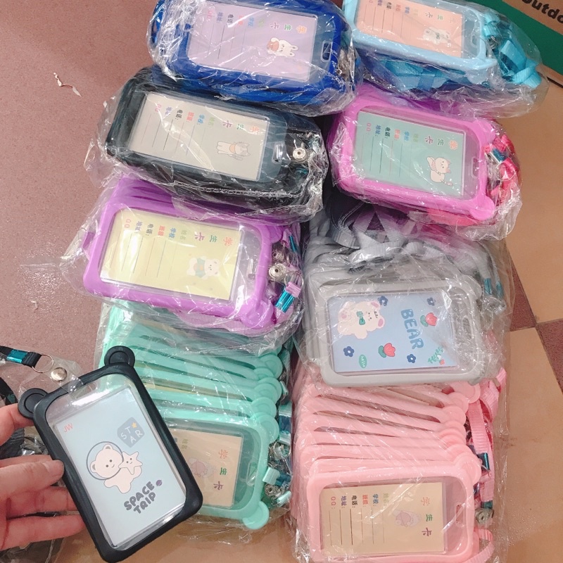 Sỉ 10 đeo thẻ cao cấp mẫu mới thẻ kèm dây đeo thẻ.