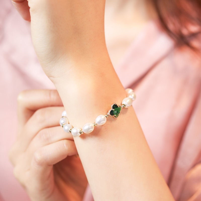 Vòng tay ngọc trai nhân tạo kết hợp charm cỏ bốn lá kèm hộp đựng