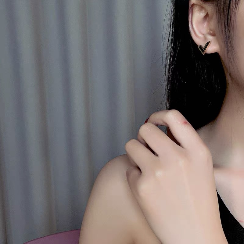 Đôi khuyên tai hình chữ v làm từ thép titan độc đáo nữ tính