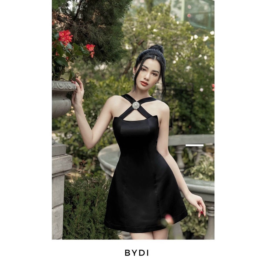 Váy dự tiệc đính đá dây chéo ở ngực