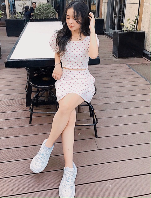 Set Đồ White set gồm chân váy ngắn và áo croptop hoạ tiết trái tim áo và váy bo chun co giãn kèm lót trong tay phồng nhẹ