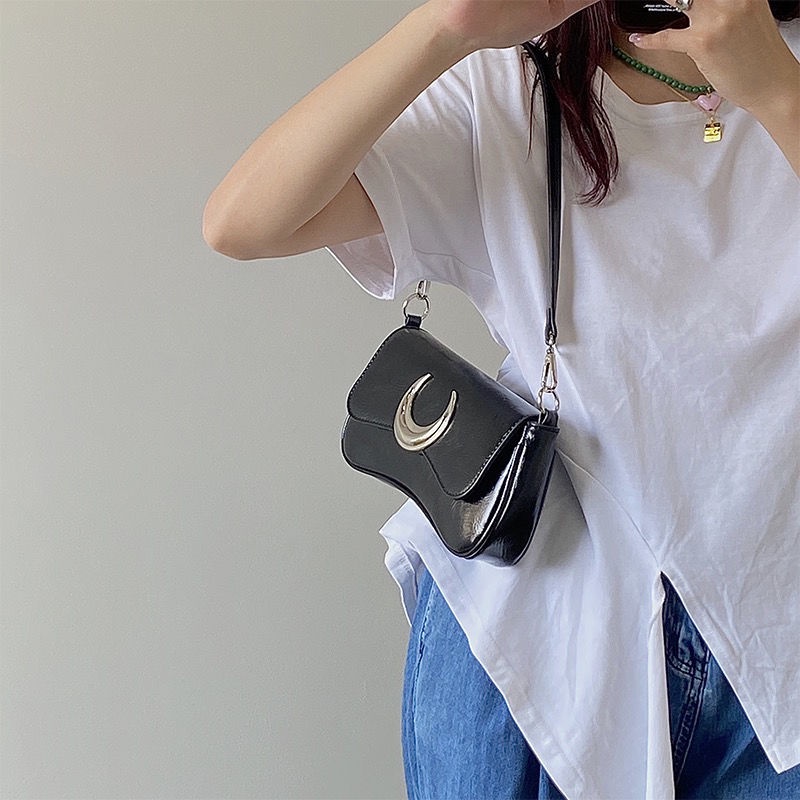 Niche Túi Xách Đeo Dưới Cánh Tay Màu Đen Khóa Mặt Trăng Cảm Giác Cao Cấp Thời Trang Phong Cách Mới Cho Nữ