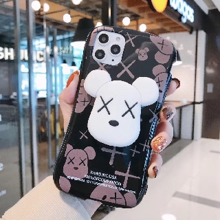 Ốp iPhone Kaws kèm popsocket DTQ1995