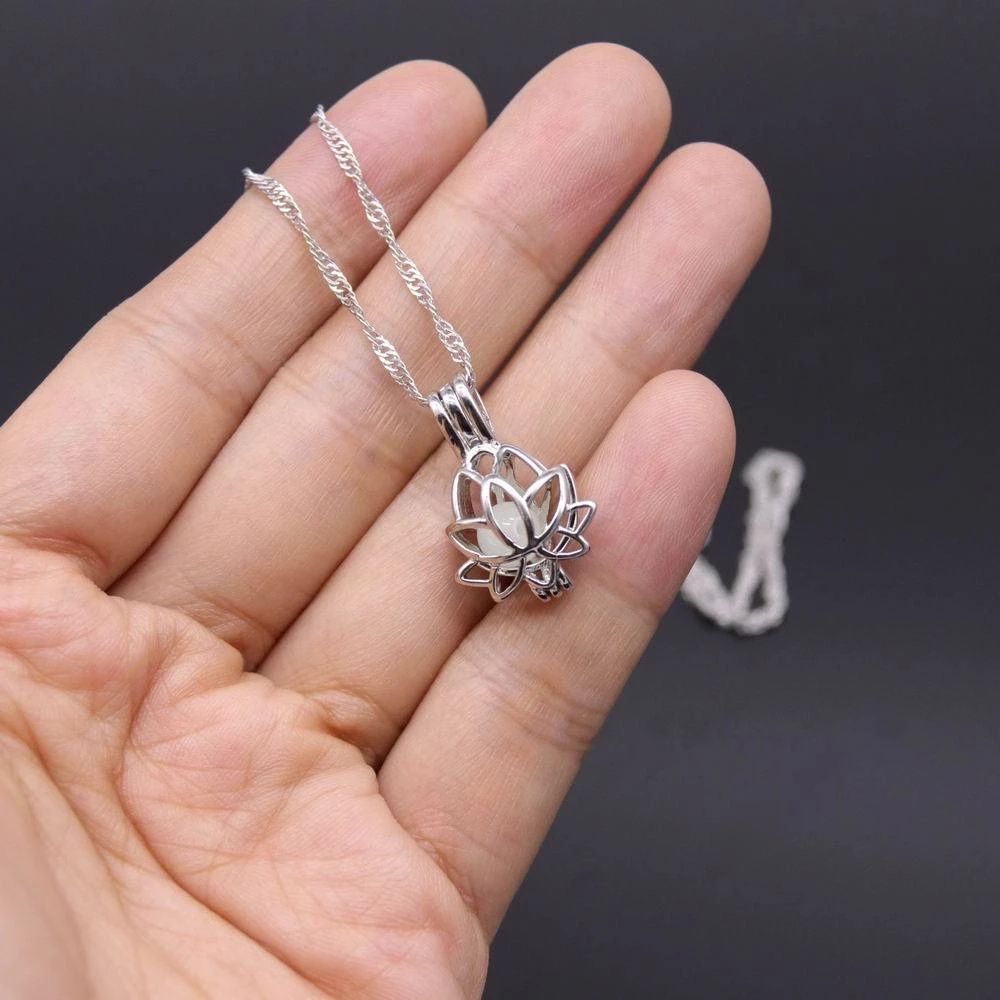 Vòng cổ Nữ Mặt Hoa Sen Phát Sáng Độc Đáo