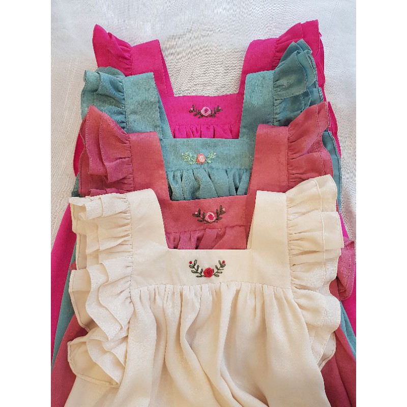 váy Rosa lụa, thêu tay hoa hồng trước ngực